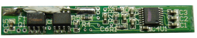 FLB-85.32に内蔵している保護基板の写真 1cm x 6cm 程度の大きさで制御ICや温度ヒューズが実装されています。